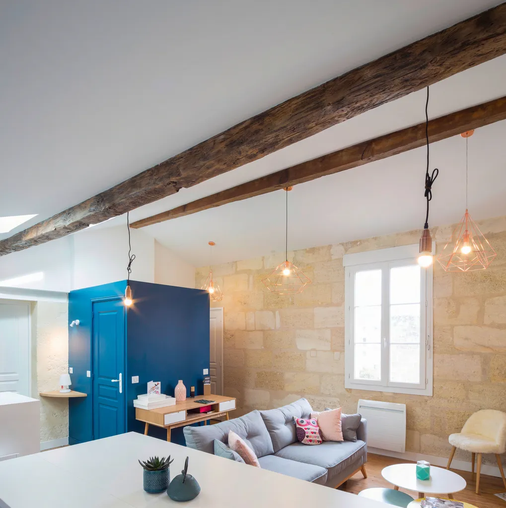 AKIKO ARCHITECTURE – Bordeaux Chartrons — Rénovation & réagencement sous combles Le projet s’organise autour d’un bloc technique bleu profond, dessiné sur mesure pour structurer l’espace et créer des zones de vie différenciées. Ce volume coloré organise l