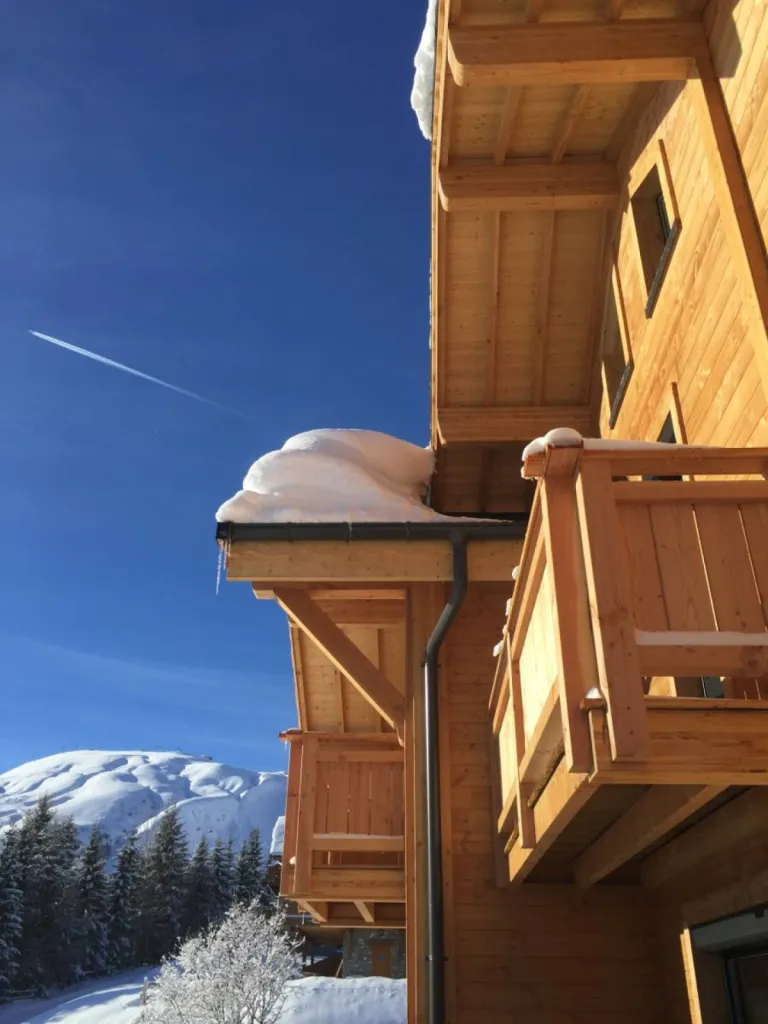 Les tuiles métalliques GERARD CORONA retiennent la neige sans arrêts à neige