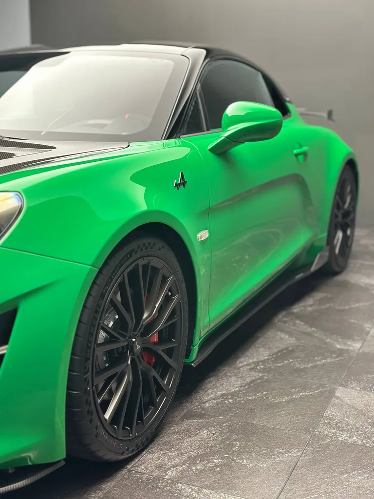 Pose de film de protection PPF sur une Alpine A110R près du Mans