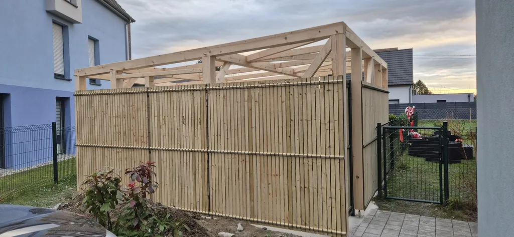 Conception d’un abri vélo avec clôture et toit pergola proche Obernai