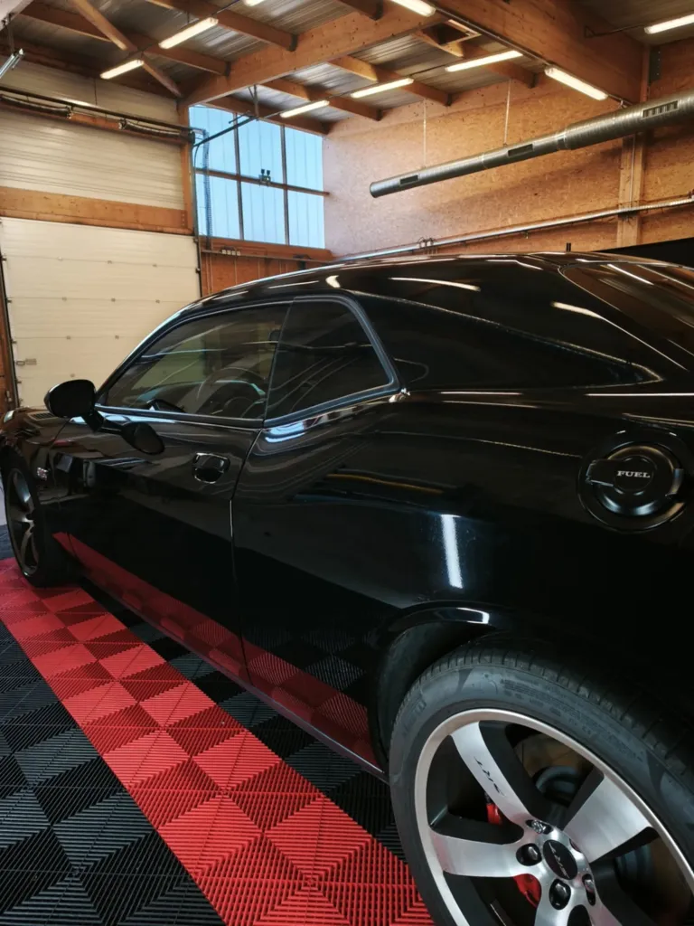 Pose de vitres teintées pour Dodge Challenger SRT8 à Clermont-Ferrand avec teintes 35% et 5% Solar Screen