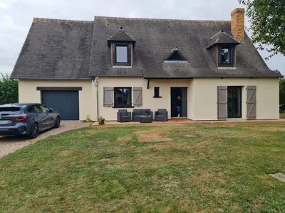 Transformation énergétique : Isolation par l'extérieur réalisée avec précision par EFIBAT sur une maison à Saint-Elier