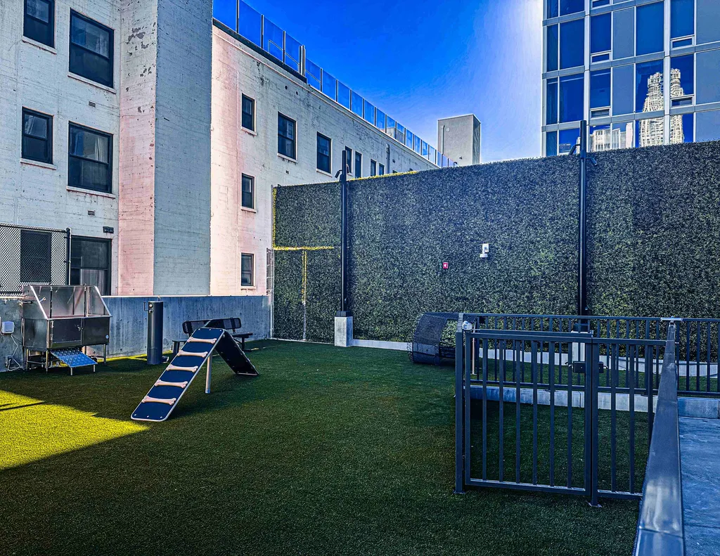 Pose de gazon synthétique spécifique 