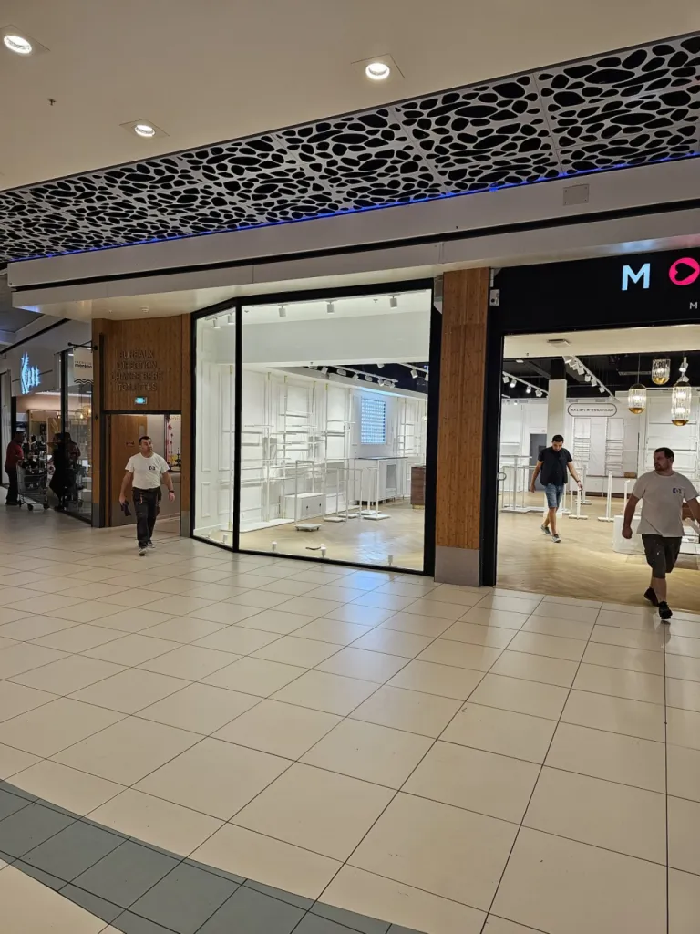 Création de devanture de magasin de l'enseigne Caroll à Hyeres