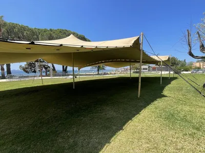 Installation d'une tente nomade à La Londes-les-Maures