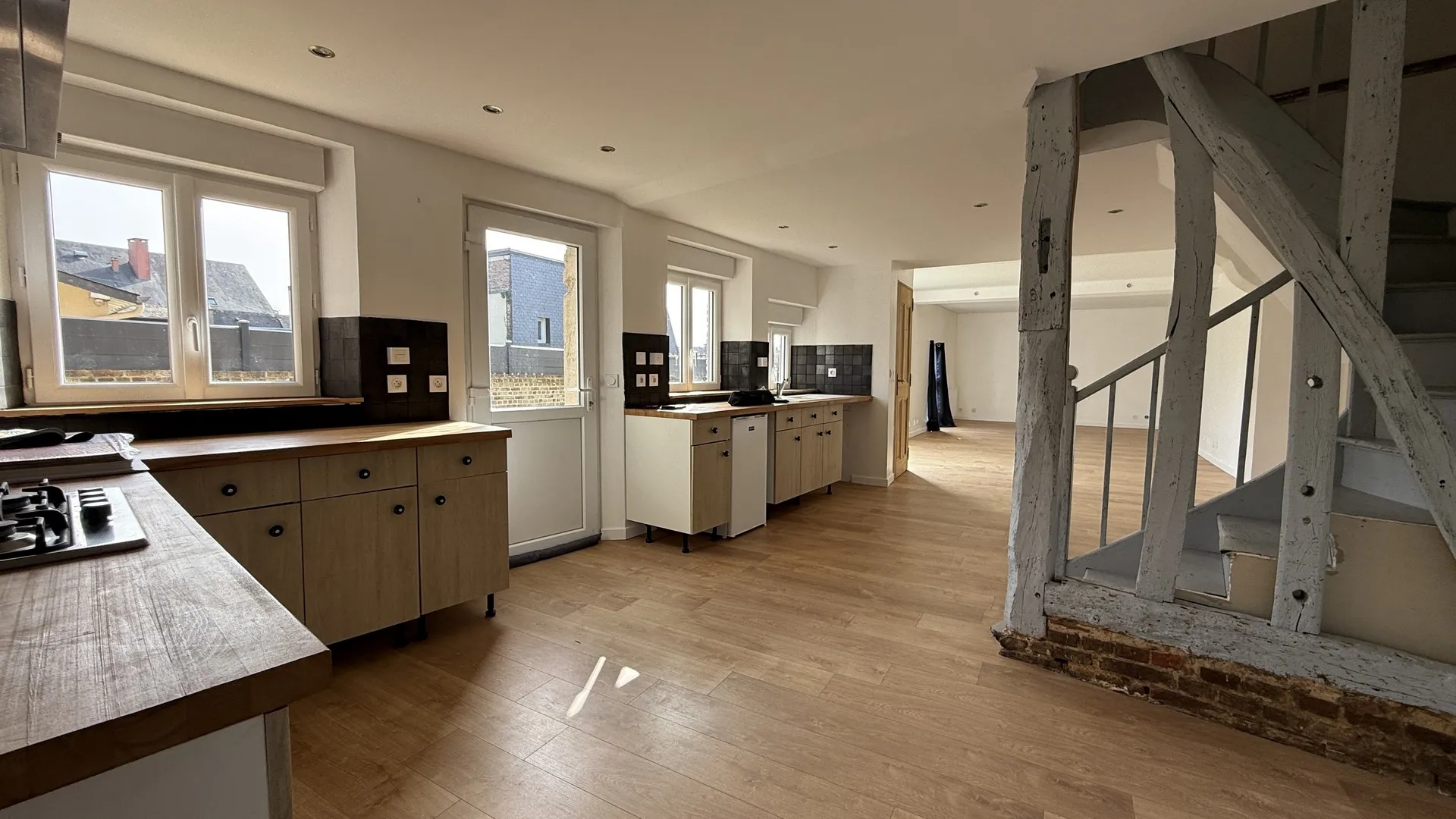 Située à proximité immédiate du centre-ville, cette maison à vendre en centre-ville de Neufchâtel-en-Bray bénéficie d’un emplacement recherché proche des commerces et commodités.