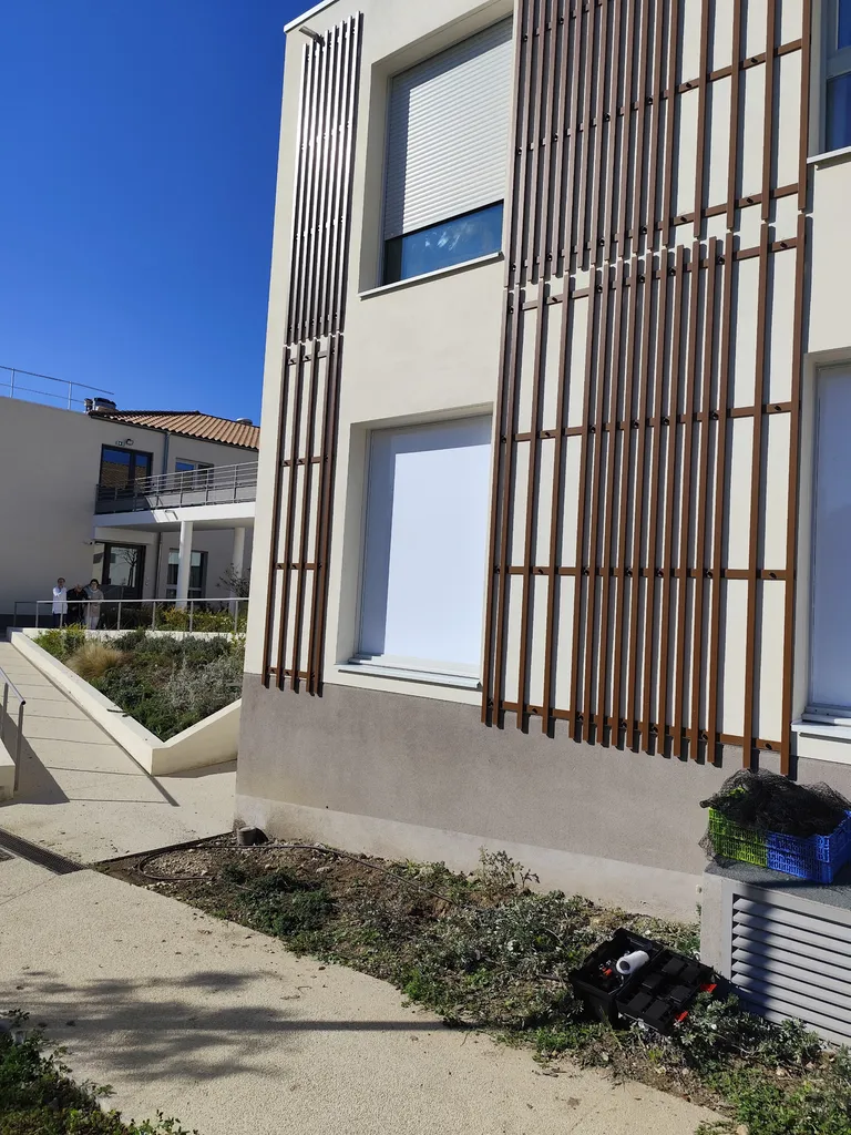 OCCULTATION AVEC FILMS OPAQUE BLANC TOTALE SUR BAIES VITRÉES ET FENÊTRES POUR MAISON DE RETRAITE A MARSEILLE BOUCHES DU RHÔNE 13