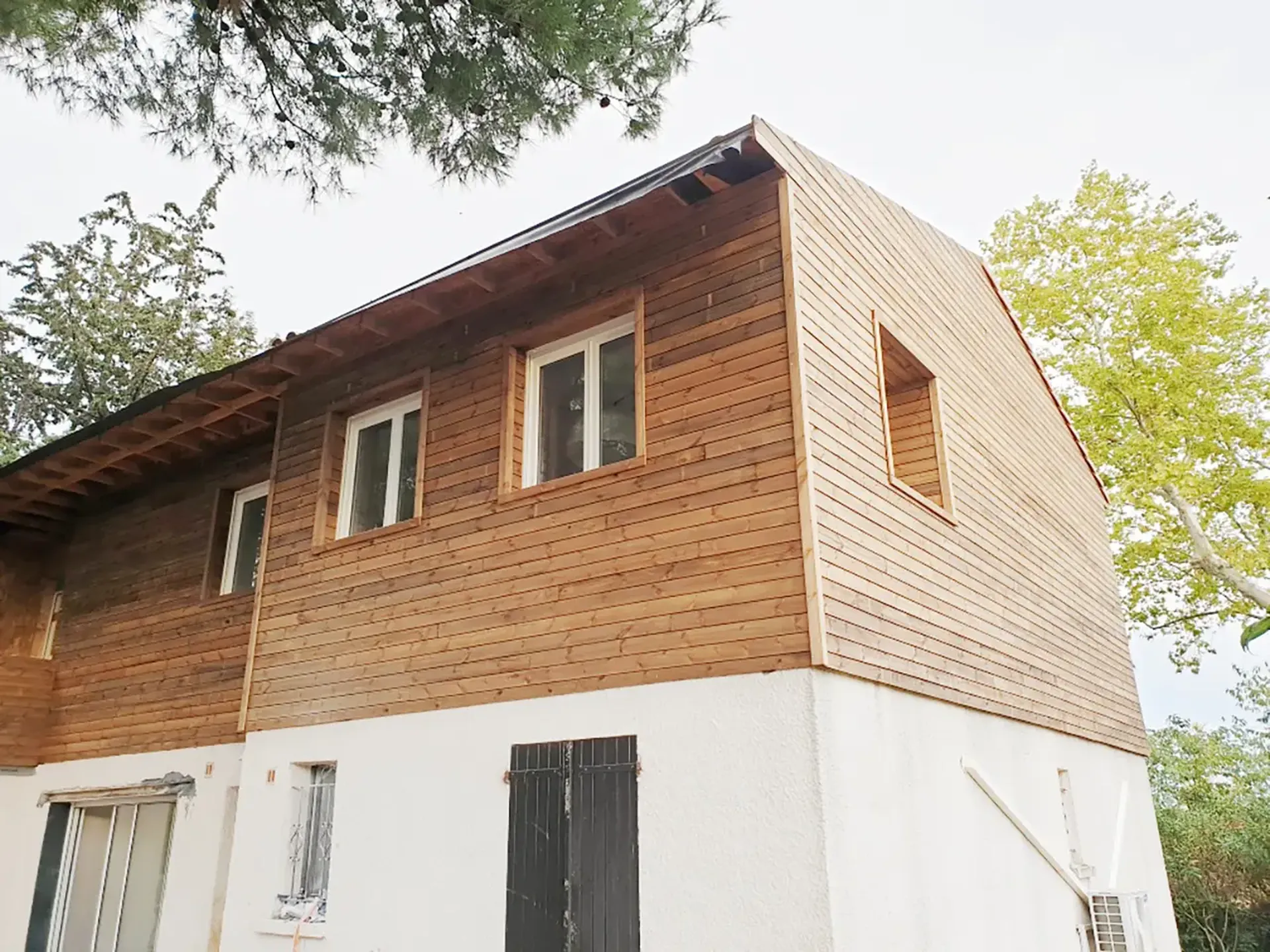 Construction d'une surélévation en bois sur-mesure pour maison à Cournonsec