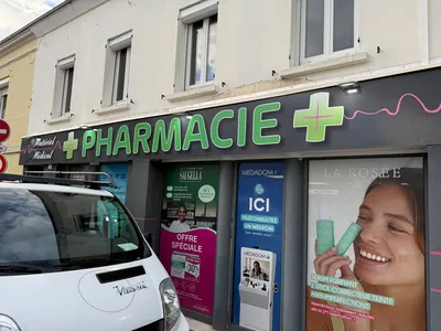 Fabrication sur-mesure et pose d'une enseigne de pharmacie à Montivilliers (76290)