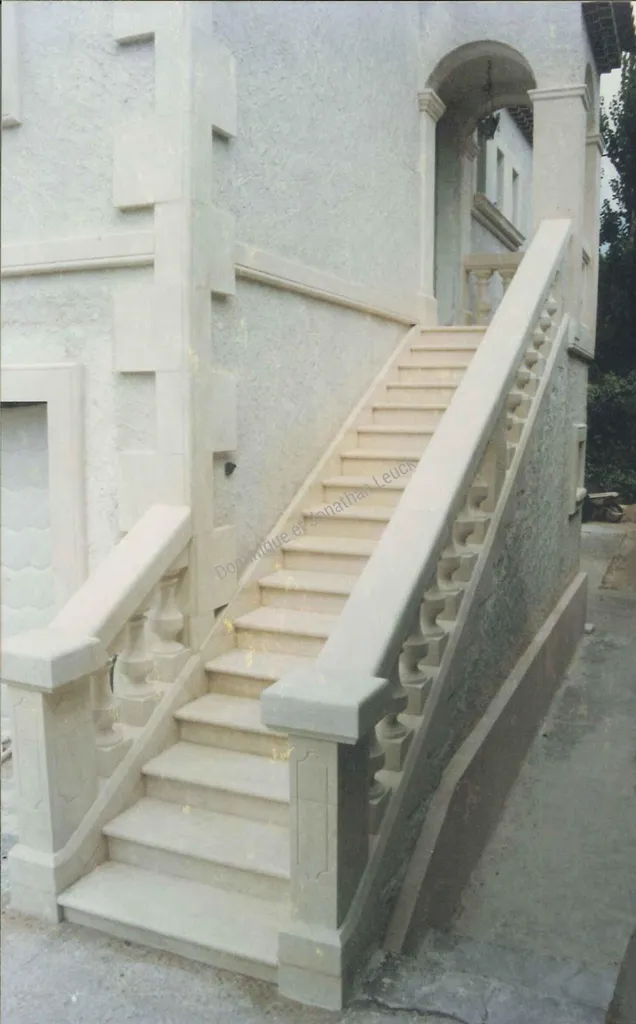 Balustrade en pierre blanche d'Estaillades