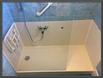 Remplacement baignoire par douche senior sécurisée