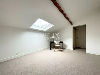 A vendre un appartement 3 pièces au dernier étage extrêmement lumineux de 69 M² au sol , le calme absolu, 2 minutes du RER A.