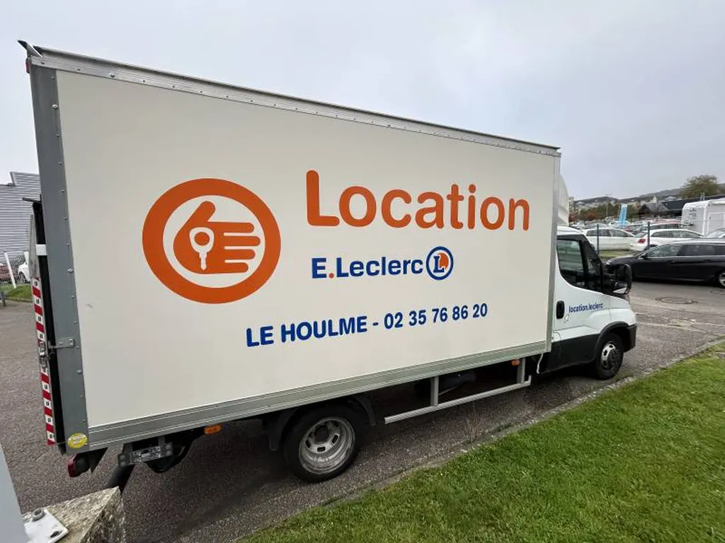 Remise en état de la partie latérale ainsi que de l’arrête en alu d’un véhicule utilitaire