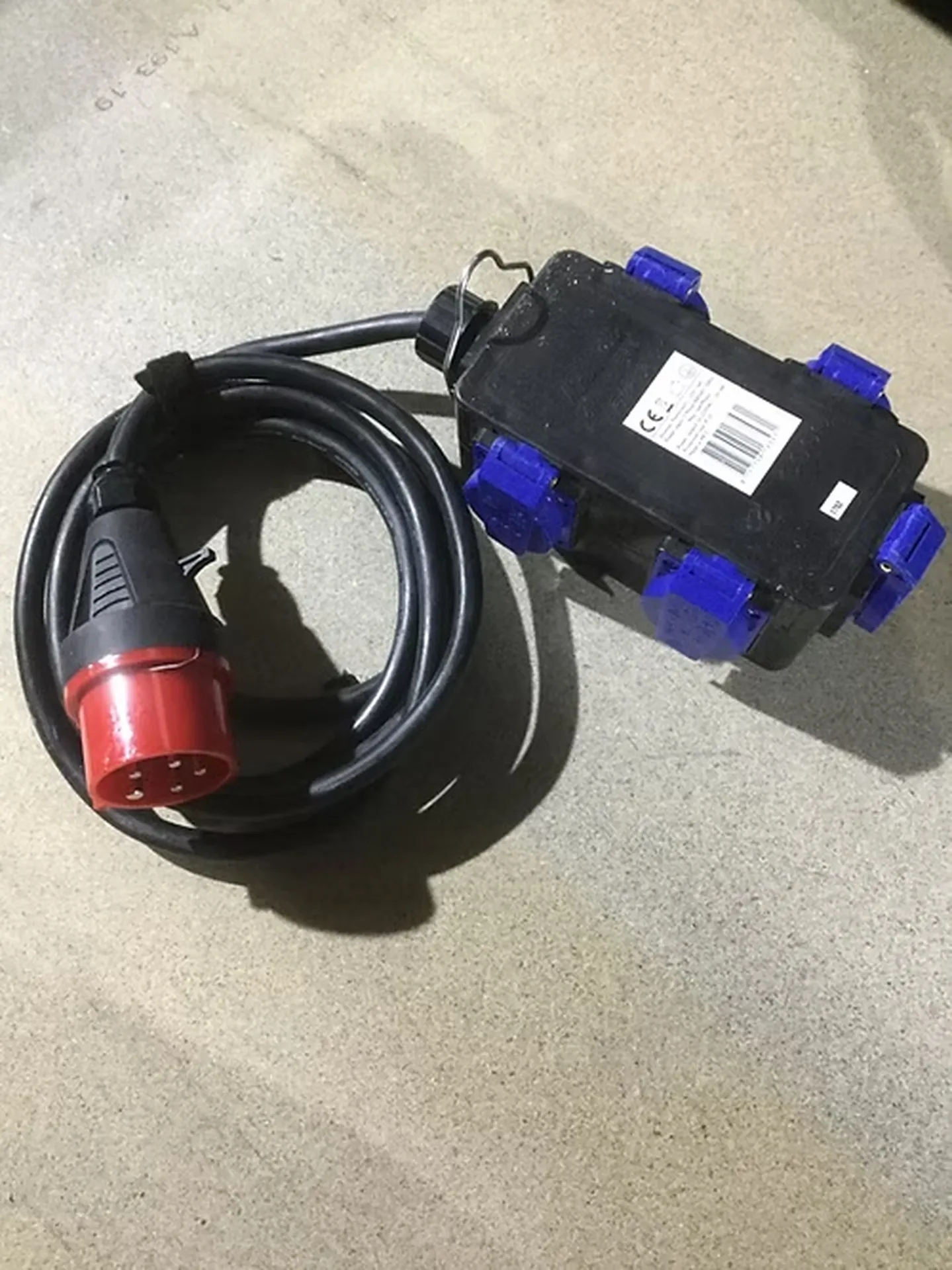 BOITIER 16A TRI VERS 5X16A MONO