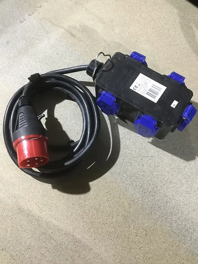 BOITIER 16A TRI VERS 5X16A MONO