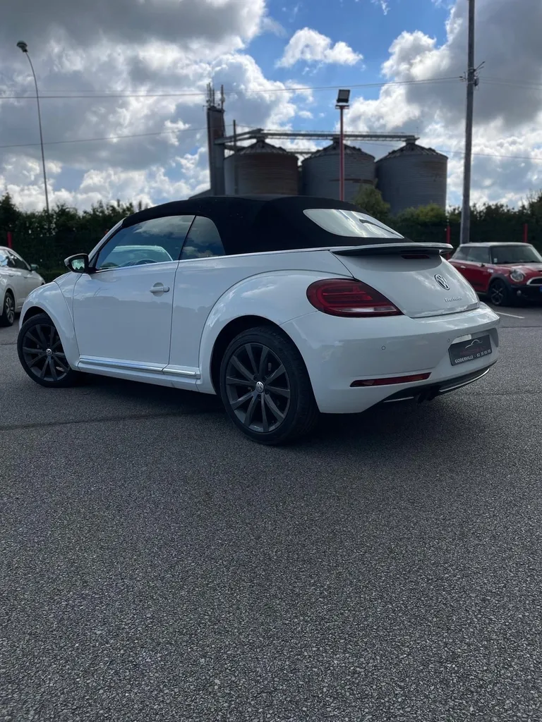 Volkswagen Coccinelle Beetle Cabriolet blanche d'occasion à Goderville proche Le Havre