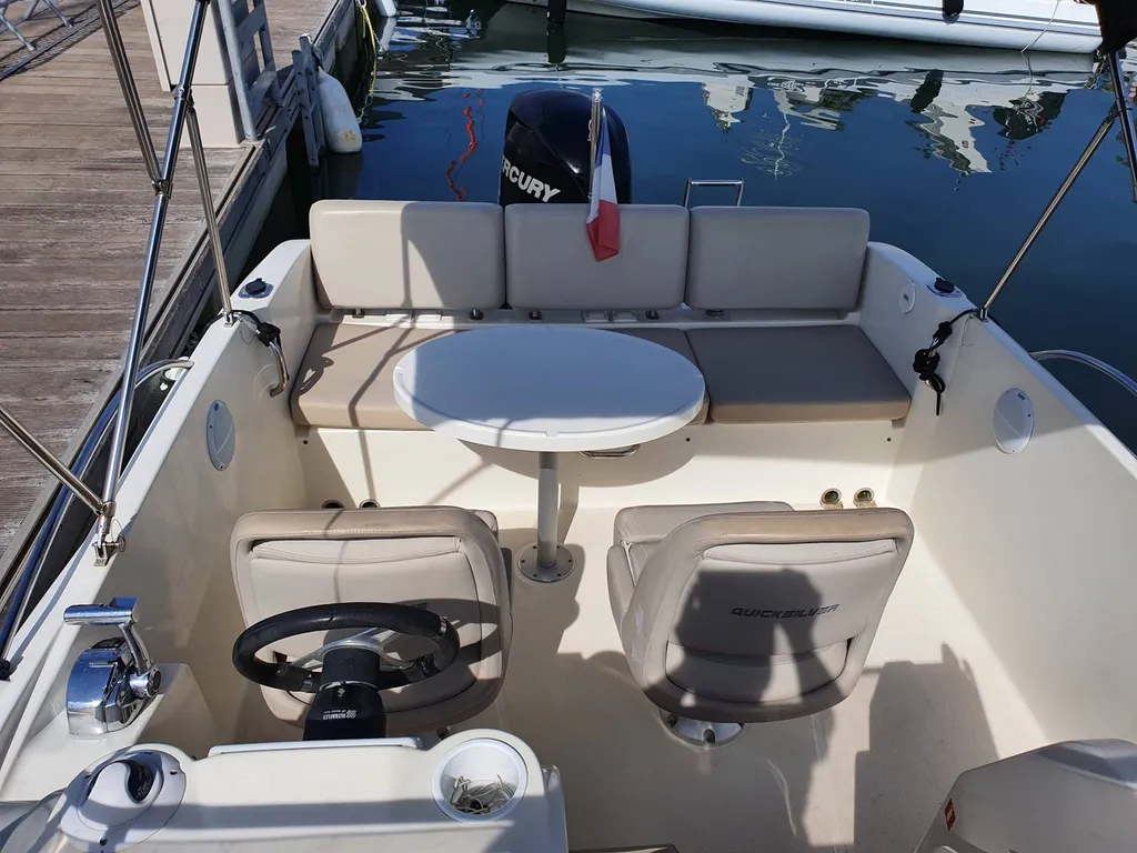 Vedette avec cabine Activ 675 de Quicksilver en vente à Bandol dans le 83
