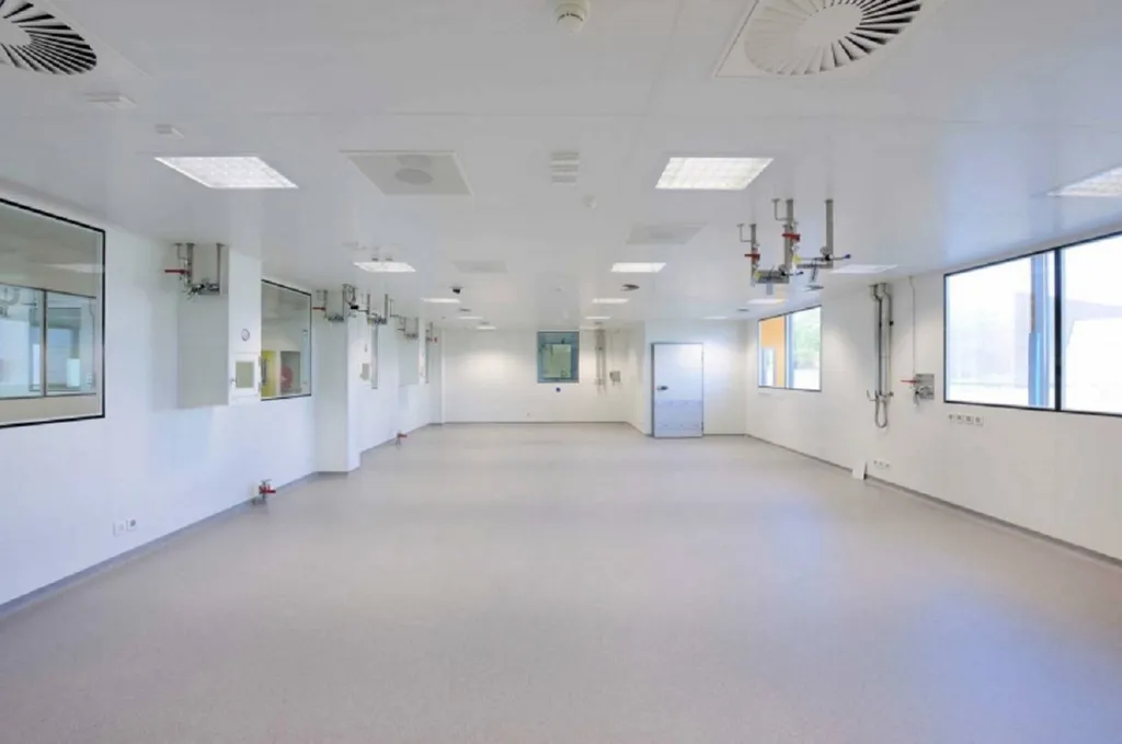 Pose d’une salle blanche pour obtenir une atmosphère contrôlée proche de Val-de-Reuil 27.