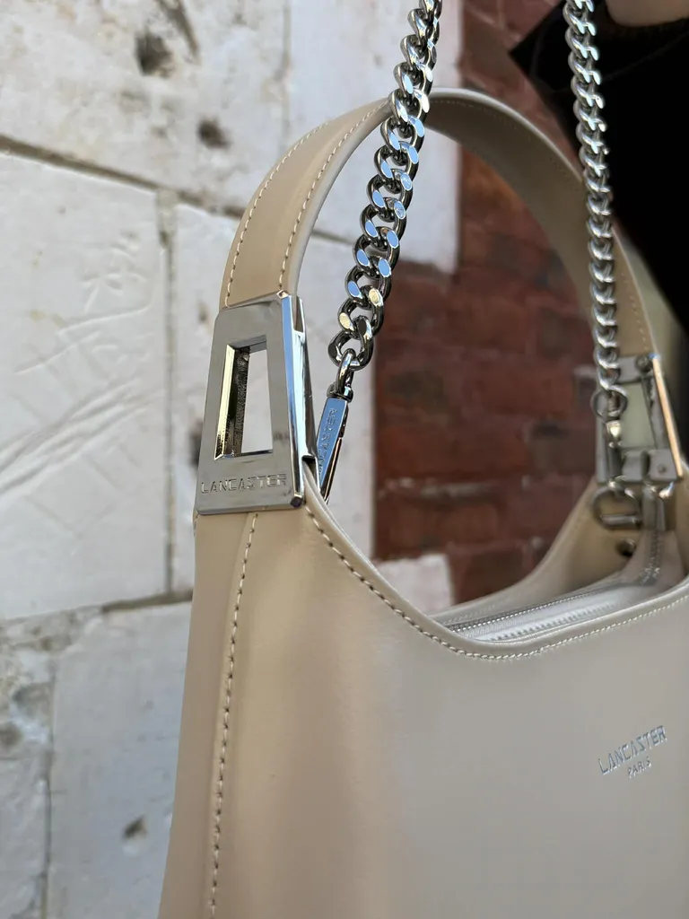 Sac Lancaster en cuir beige disponible chez Evasion à Eu