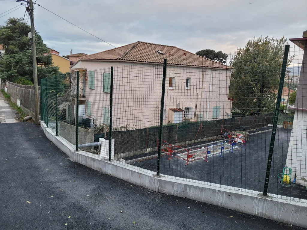 Conception et pose d'une clôture grillagée en simple torsion sur un bord de route à La Ciotat dans les Bouches-du-Rhône