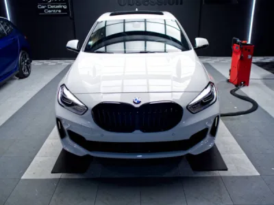 Vue de la BMW 128i 2020 après un polissage minutieux, rendant la peinture aussi brillante que possible tout en offrant une couche de protection avec le traitement céramique Gtechniq.