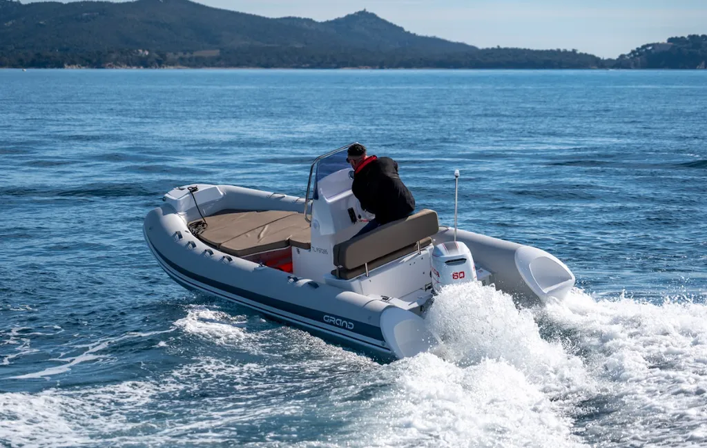 Toni Marine propose à la vente ce semi-rigide Grand Boats Silver Line S470 neuf disponible à La Londe-les-Maures proche de Cavalaire-sur-Mer