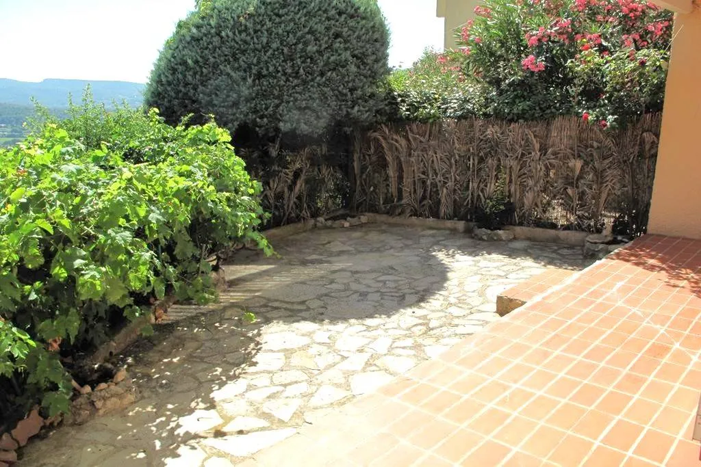 Appartement T2 Cassis  avec terrasse et parking privatif dans résidence avec piscine