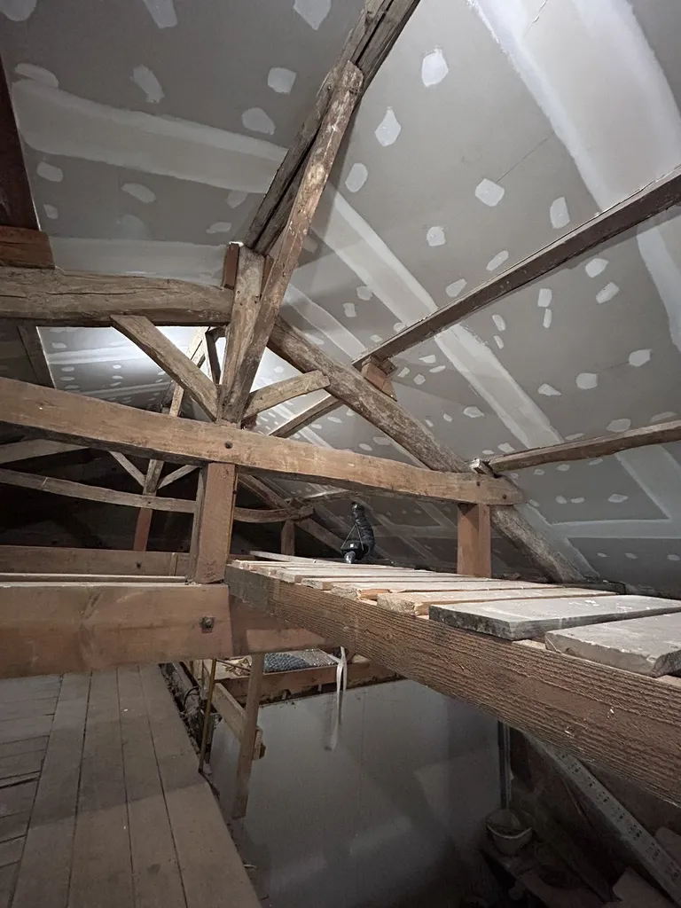 Doublage en plaques de plâtre avec isolation thermique sous toiture pour aménager les combles à Saint-Lager près de Belleville-en-Beaujolais (Rhône 69)