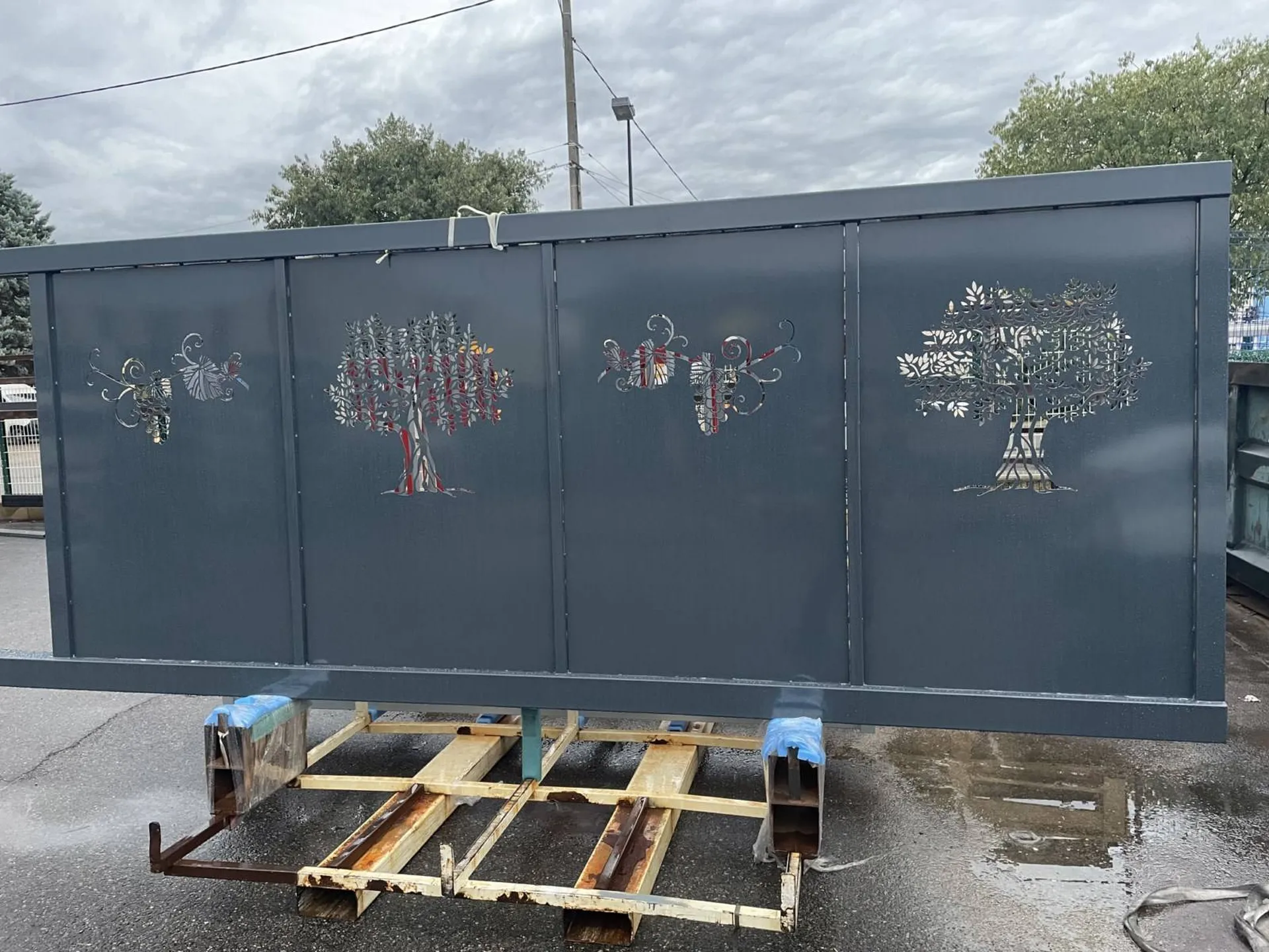 portail industriel en tole perforé