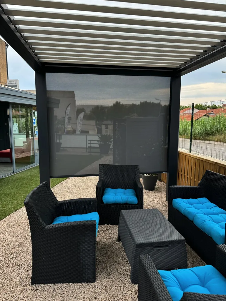 Installation d’une Pergola Marquises Modèle IZI avec Store Zip Solaire Bubendorff dans notre showroom sur Martigues