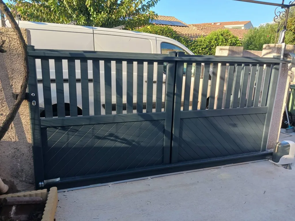 Installation d'un portail et son portillon en aluminium sur-mesure dans la ville de Nîmes