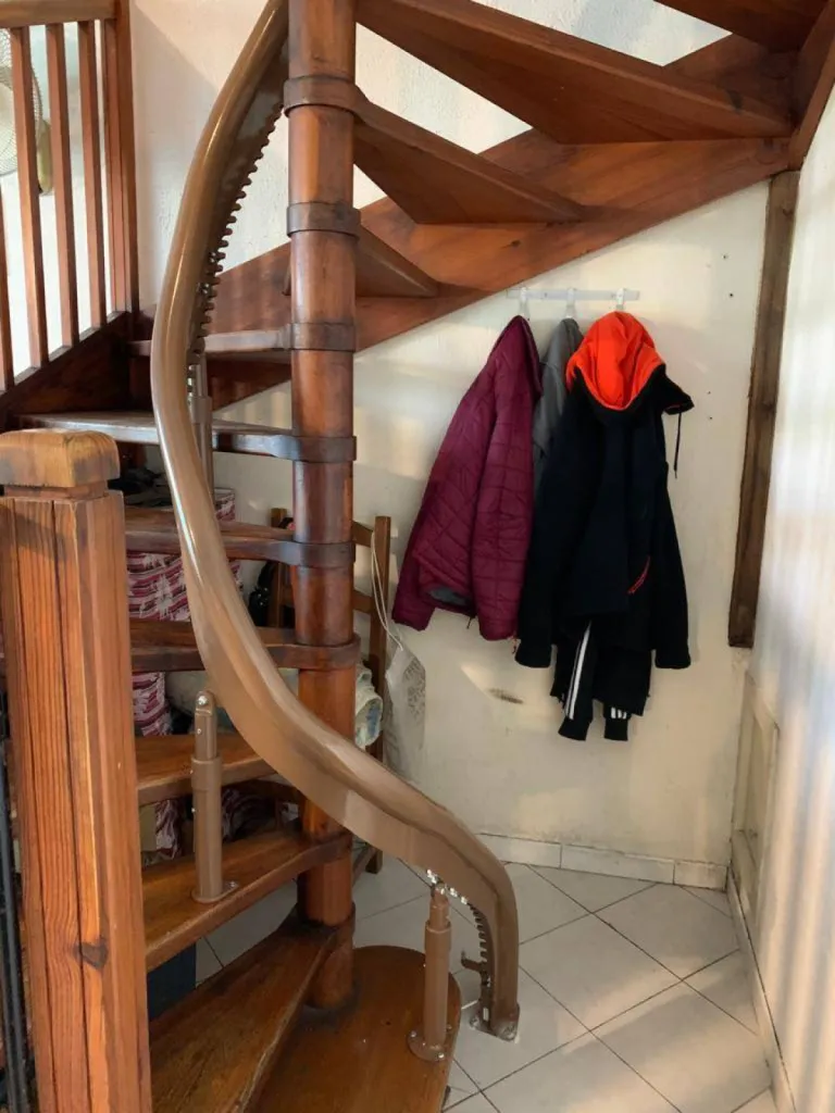 Départ spécifique de ce fauteuil monte-escalier OTOLIFT dans un escalier en colimaçon à Vitrolles près de Marseille