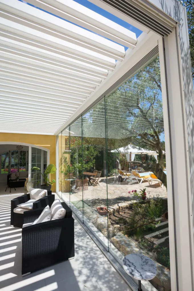 Pose d'une pergola bioclimatique à lames orientables au Beausset dans le Var