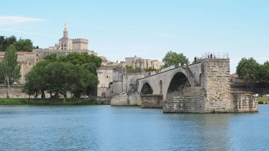 Avignon à 30 minutes de Pernes-les-Fontaines