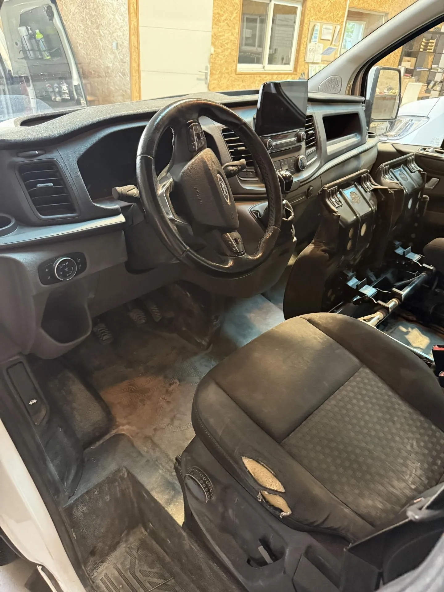 Nettoyage approfondi de ce Ford utilitaire d'une société d’électricité à Andrézieux