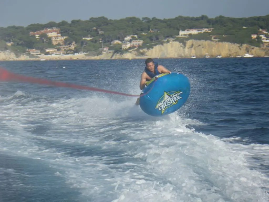 Vivez une Journée Inoubliable entre Hommes avec l'Eden Boat : Fun et Sport au Rendez-vous
