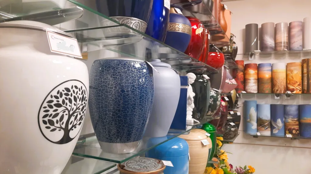 large chois d'urnes chez Pompes funèbres Pinault Rillieux près de Lyon