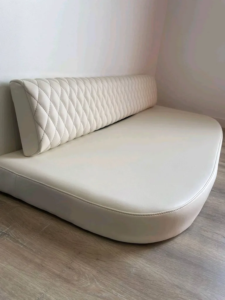 Création et rénovation de coussins de bateau en skaï blanc cassé sur Arcachon.