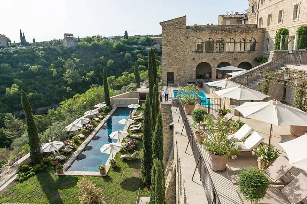 Réalisation: le PALACE LA BASTIDE DE GORDES dans le LUBERON