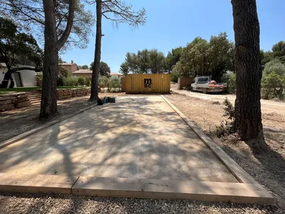 Création d’un terrain de pétanque sous une pinède pour une maison à Velaux