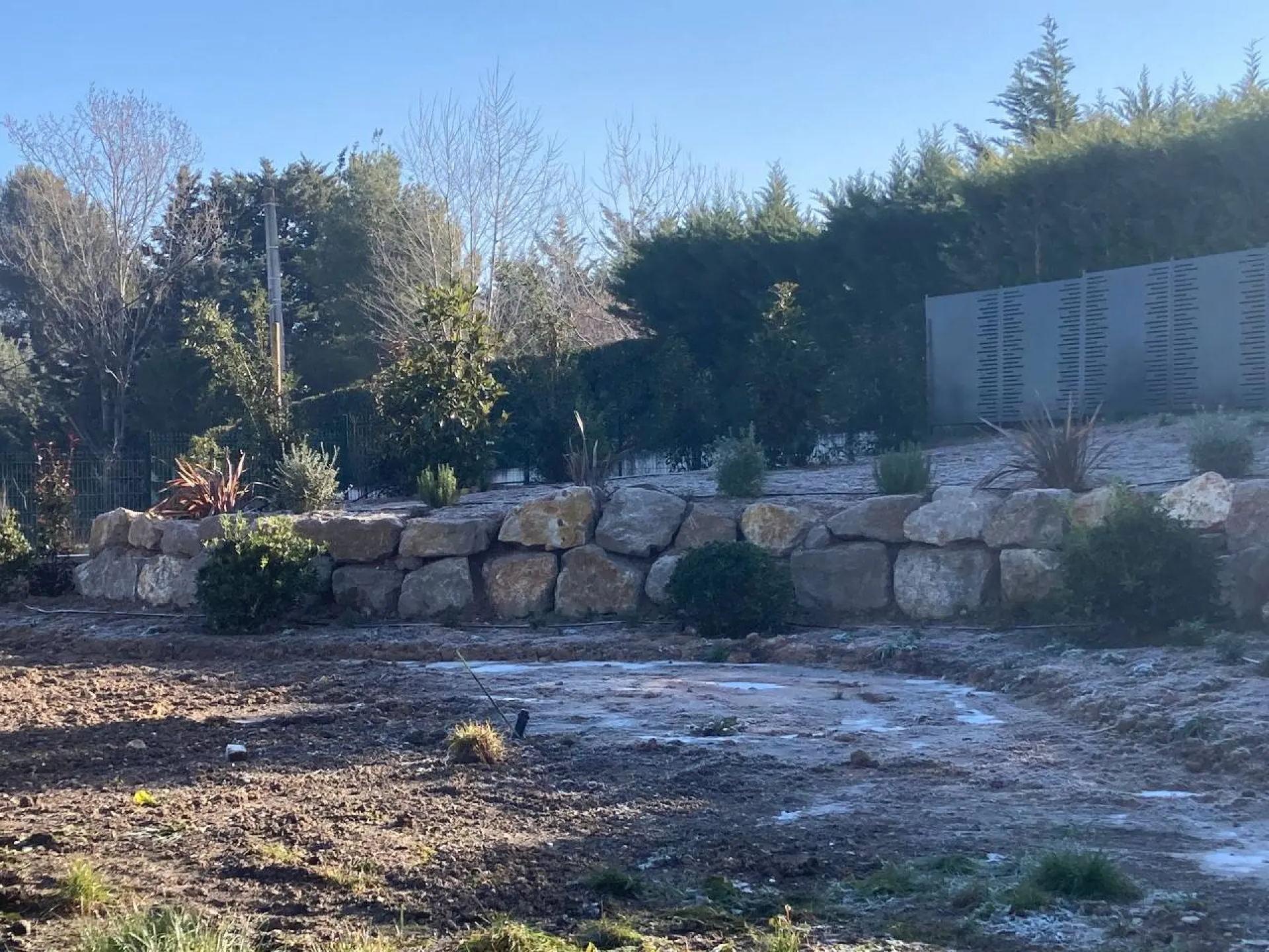 Paysagiste pour enrochement sur terrain en pente Aix en Provence