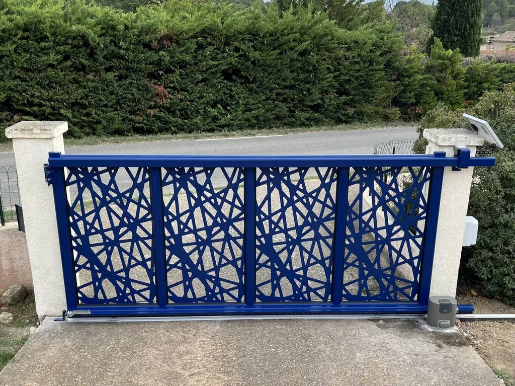 Pose d’un portail coulissant en aluminium avec motorisation solaire sur mesure à Gargas