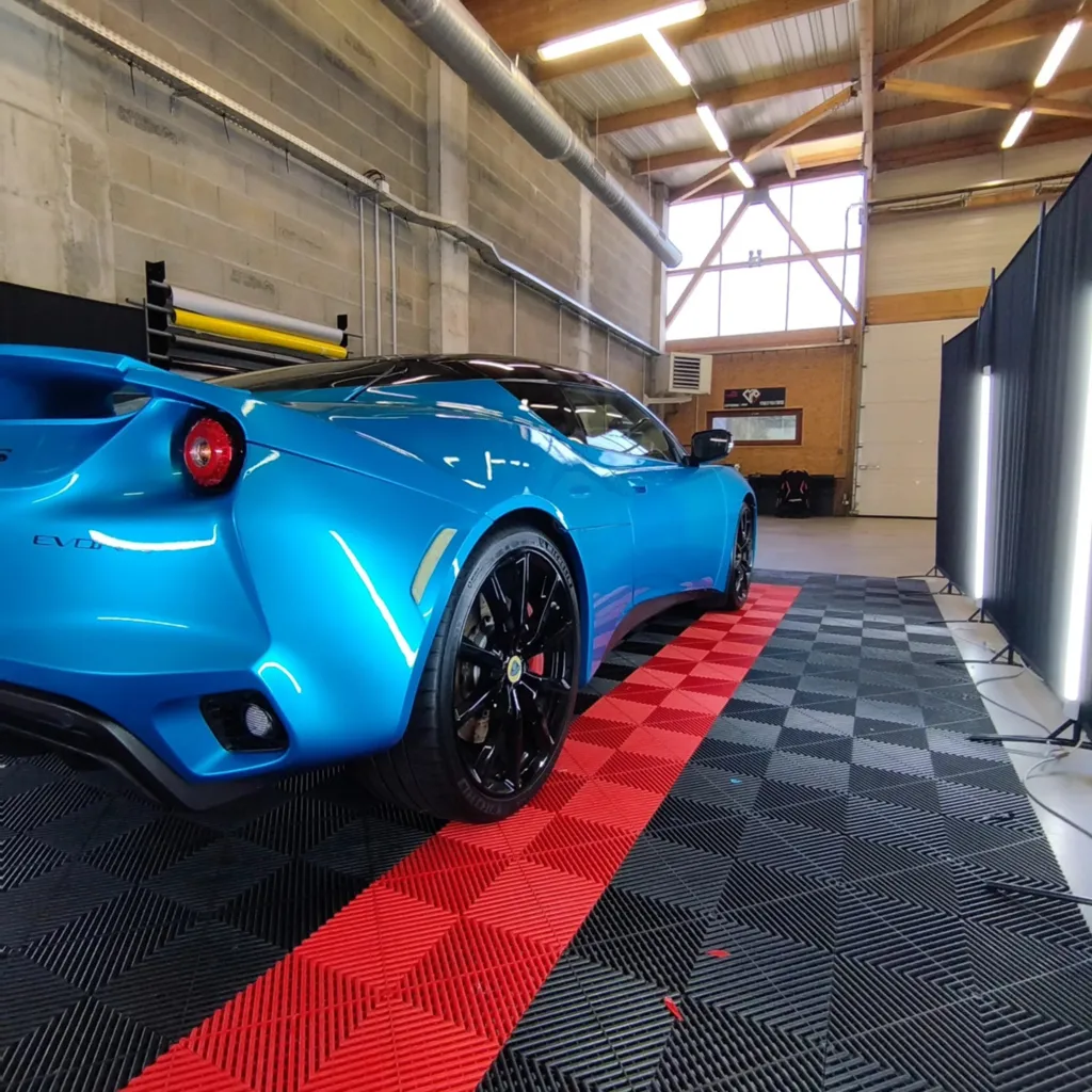 Covering complet Hexis bleu et personnalisation capot 3M sur Lotus Evora 400 à Clermont-Ferrand avec reproduction stickers d’origine