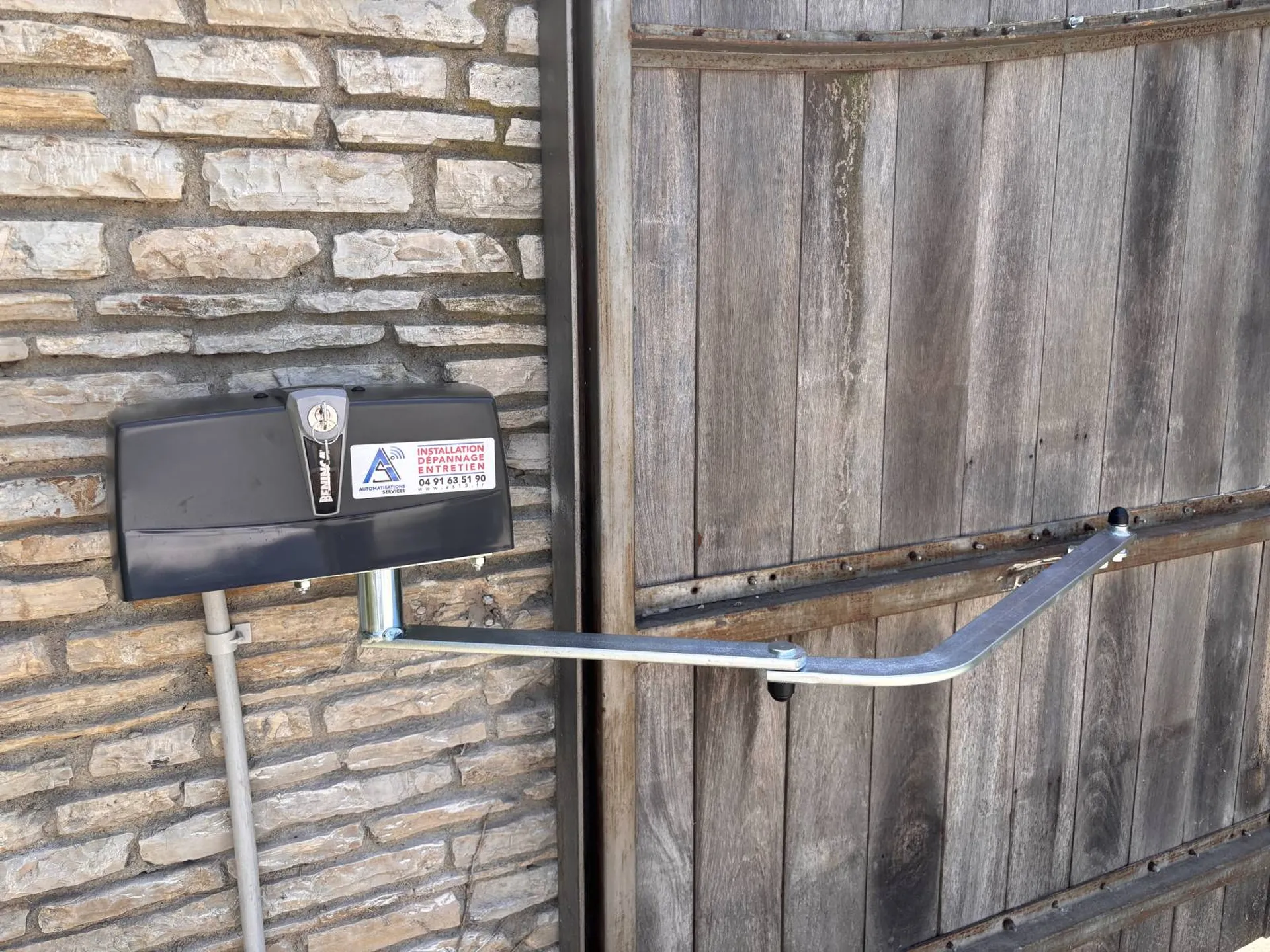Installation d'une nouvelle motorisation Beninca KPR 230V sur un portail battant en bois à Puyricard