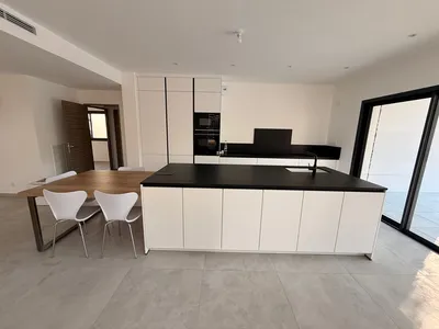 îlot central et table en bois à Toulouse
