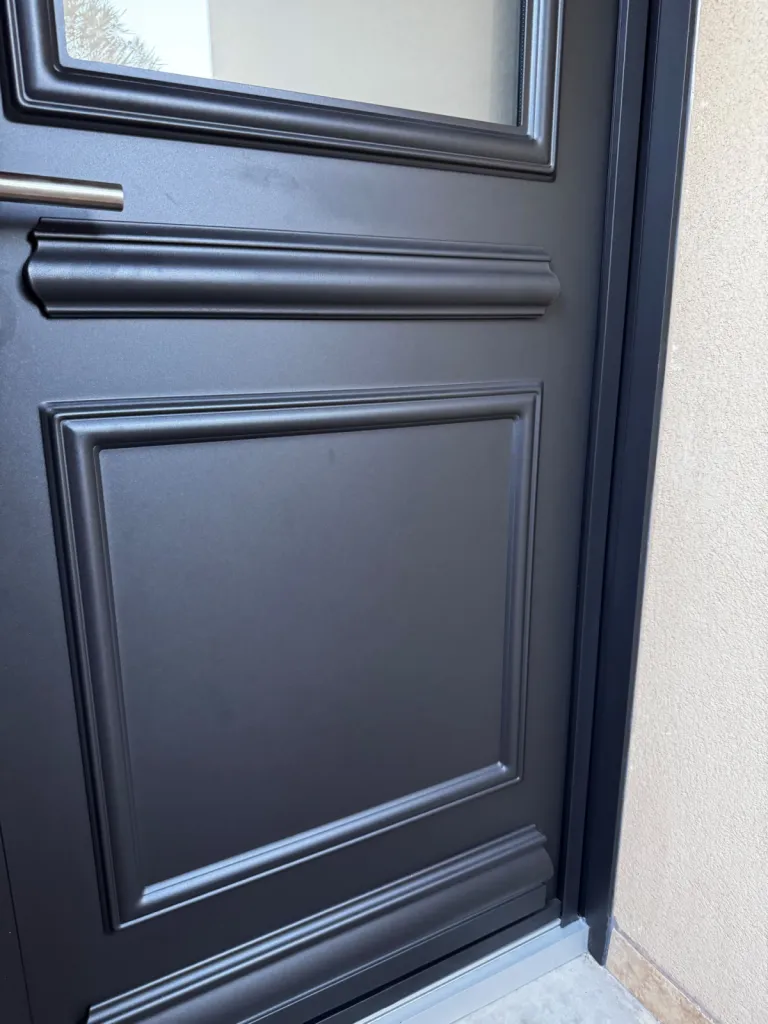 Installation de porte d'entrée surmesure