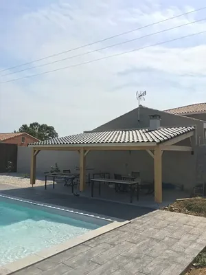 Construction d’une pergola en bois sur-mesure pour coin détente et repas en plein air à Portiragnes