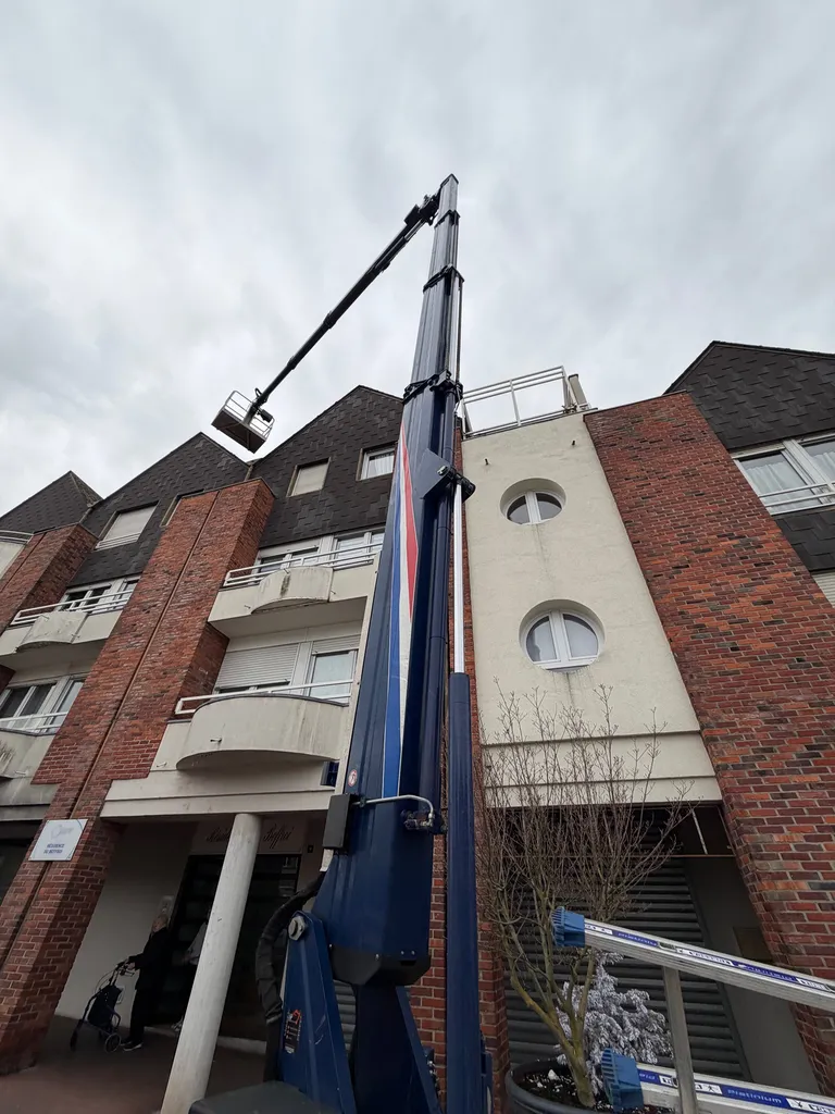 Accès rapide aux zones difficiles grâce à une nacelle professionnelle