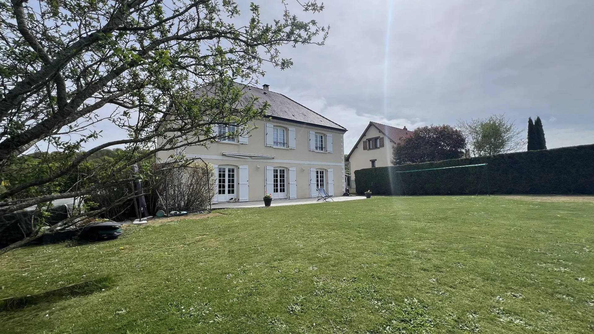 A vendre Maison familiale 2008 de 5 chambres avec garage double en sous-sol et jardin 900m², environnement calme proche Eu 76260 et littoral des Villes Sœurs
