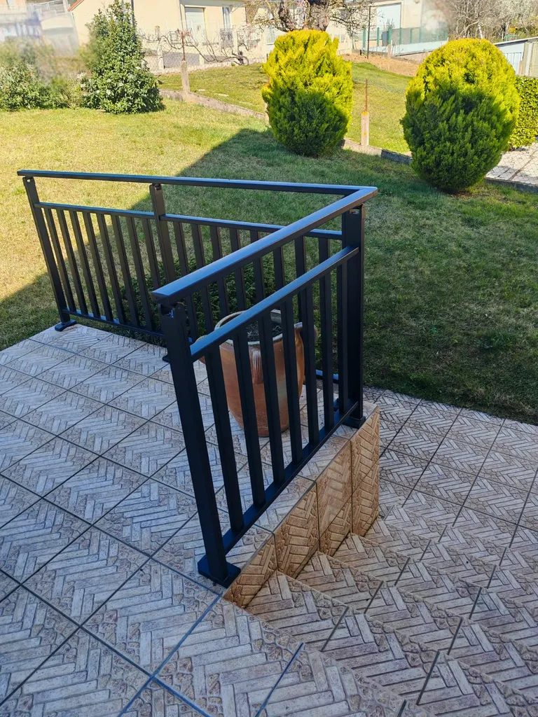 Installation d'un garde-corps KSM sur-mesure en aluminium gris anthracite RAL 7016 à Volvic dans le Puy-de-Dôme (63)